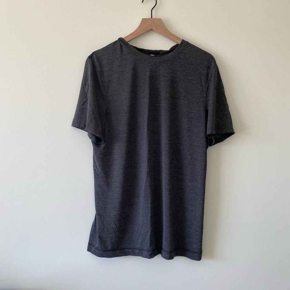 Men’s Lululemon two-toned black and gray tee